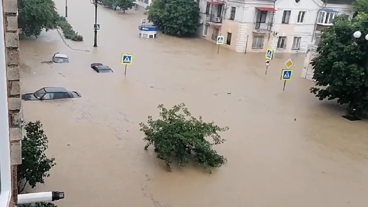 В результаті сильних злив частину окупованого Криму затопило, оголошено надзвичайну ситуацію